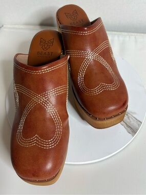NEW BEAST FASHION women's presley-28 retro chic wooden platform clogs in brown